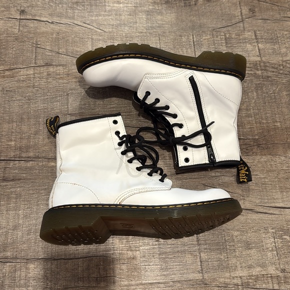 Dr. Marten’s - 1460 WOMEN'S PATENT LEATHER LACE UP BOOTS - White - Size 7 - Picture 2 of 9